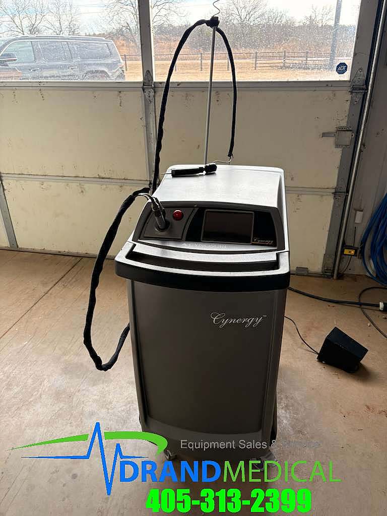 Cynosure Cynergy Laser 100-7005-180 with cynosure 10MM handpiece and foot pedal