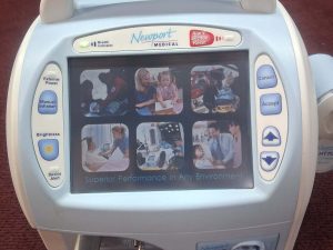 Newport HT70 Portable Monitor w/Newport Air/Oxygen Mixer (B8-3)